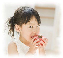果実を齧る少女の画像