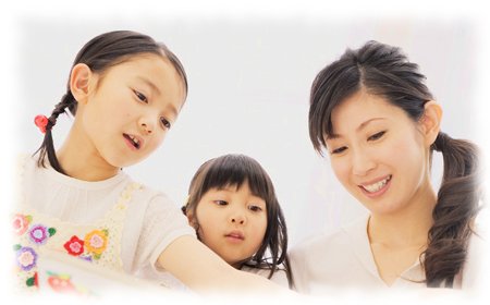 本を読む親子の画像