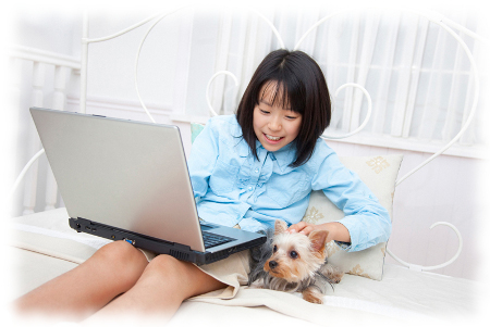 PCと犬と女の子の画像