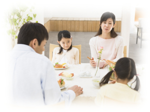 4人家族の食卓の画像