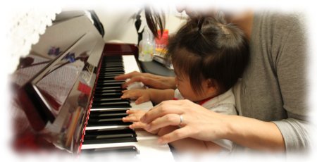 娘にピアノを教える母親