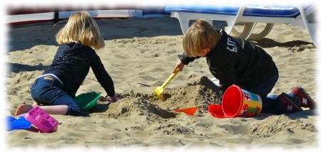 砂場で遊ぶ少女たち